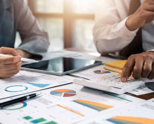 adviser meeting to analyze and discuss the situation on the financial report